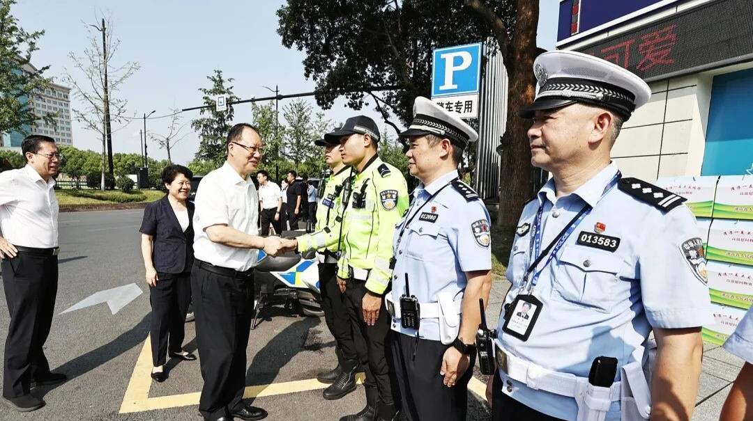致敬高温下的坚守！毛伟明慰问一线劳动人员