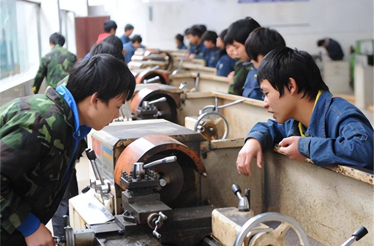 “学历+技能”两条腿走路，部分学生“本转专”