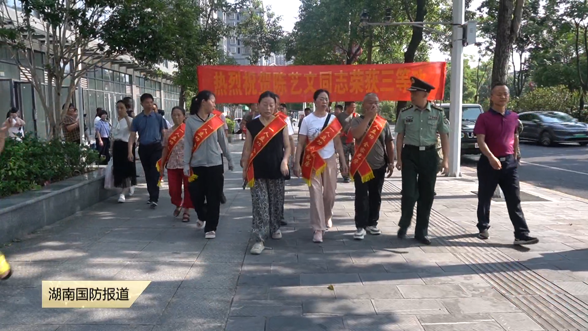 吉首市：敲锣打鼓送荣誉