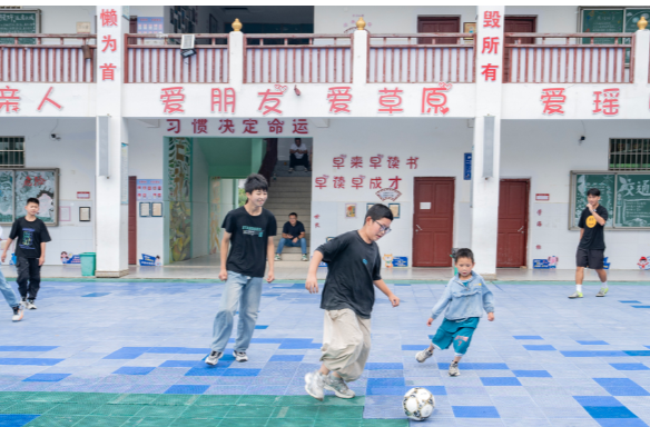 草原学校的足球课：每个孩子的梦想，就是一座草原