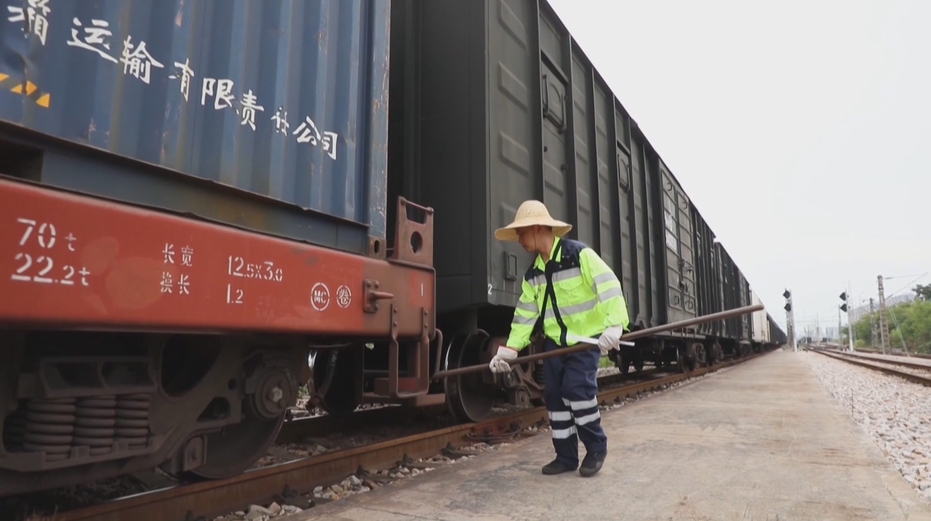 高温下的坚守：驼峰上的列车“组装手”