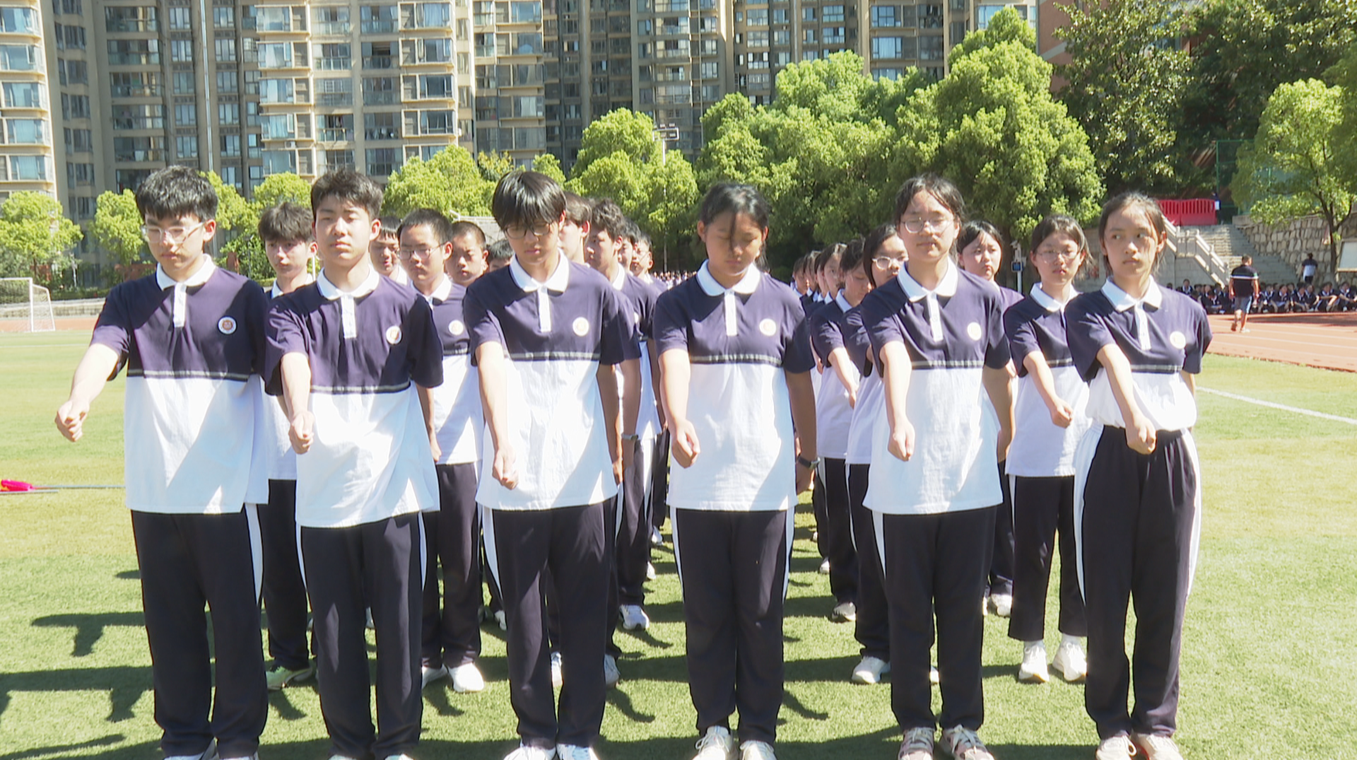 长沙：当“热辣滚烫”撞上“迷彩青春” 中学新生军训响亮“集结”
