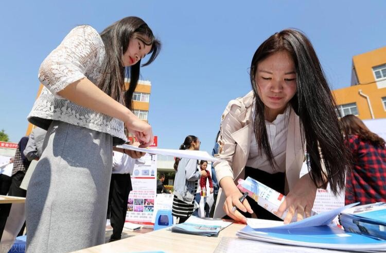 2025届毕业生签劳动合同、买社保后，是否影响应届生身份，能否以该身份考公考编？帮你问到了→