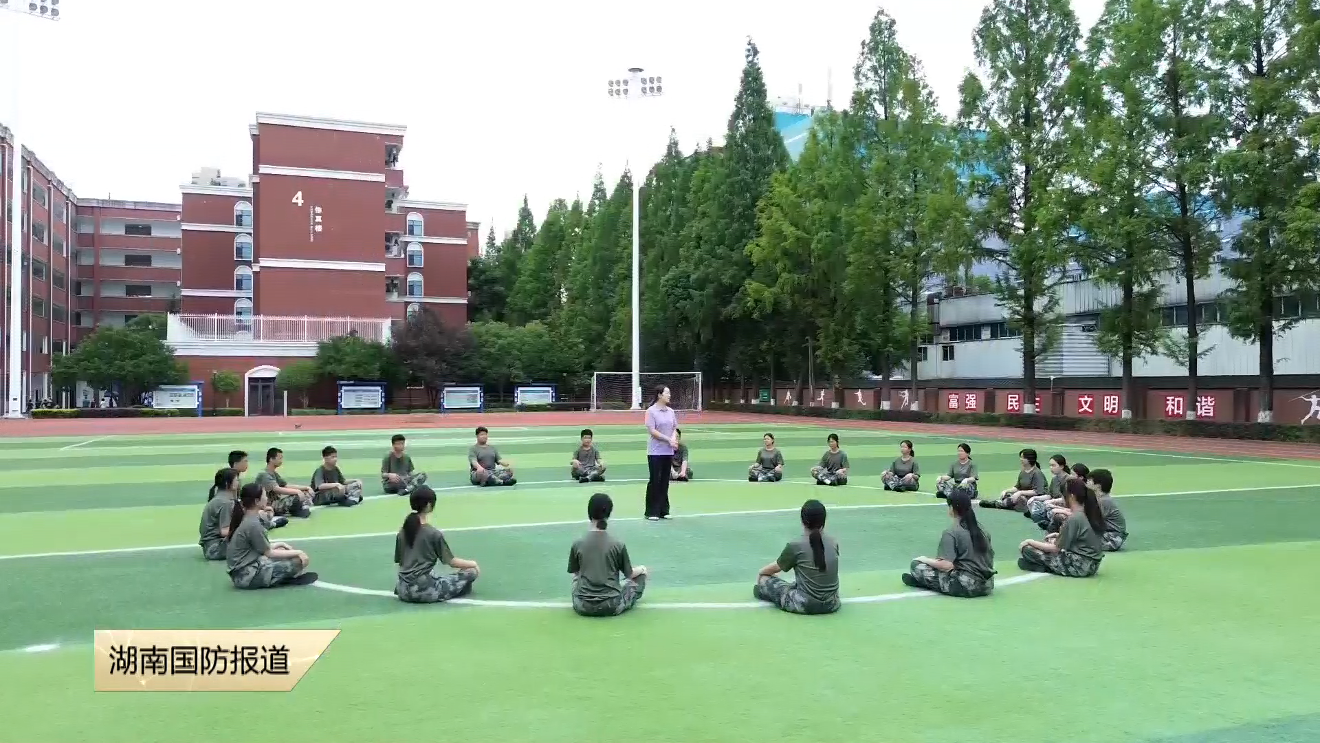 新闻特写——退役军人班主任的“特别指导”