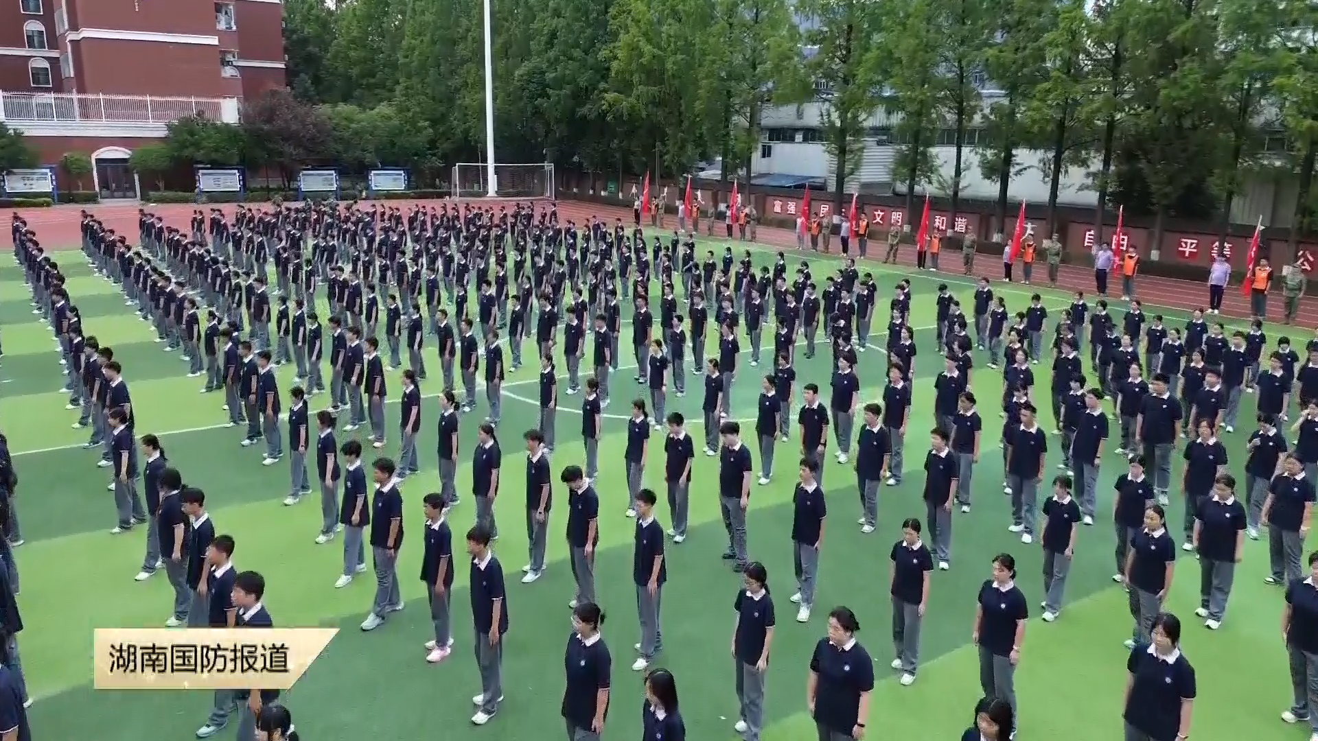 军训进行时——学子模拟战场环境 生动还原实战场景