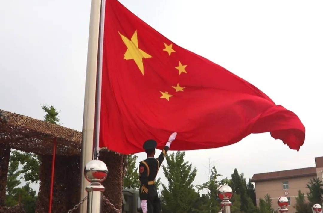 九三阅兵当天，这个小伙将升起五星红旗！