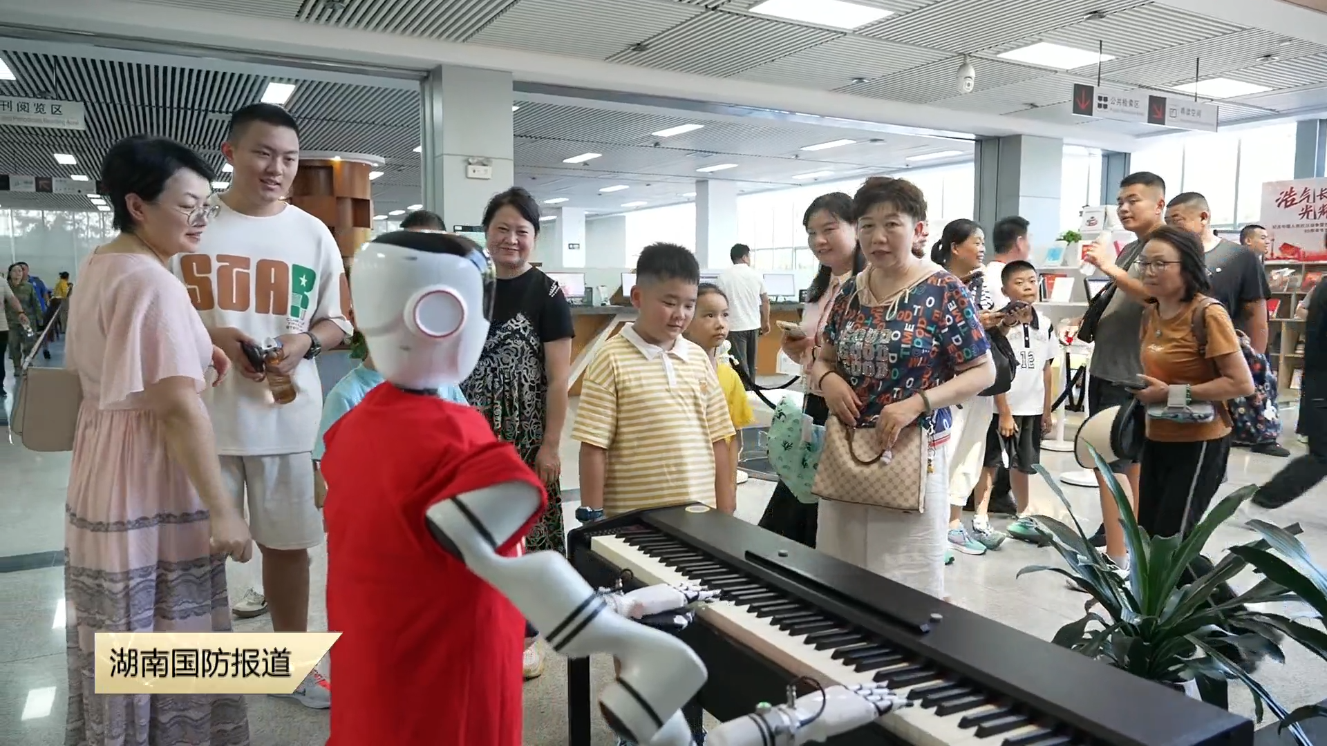 特殊的“迎新嘉宾”——多款智能装备首次亮相迎新现场