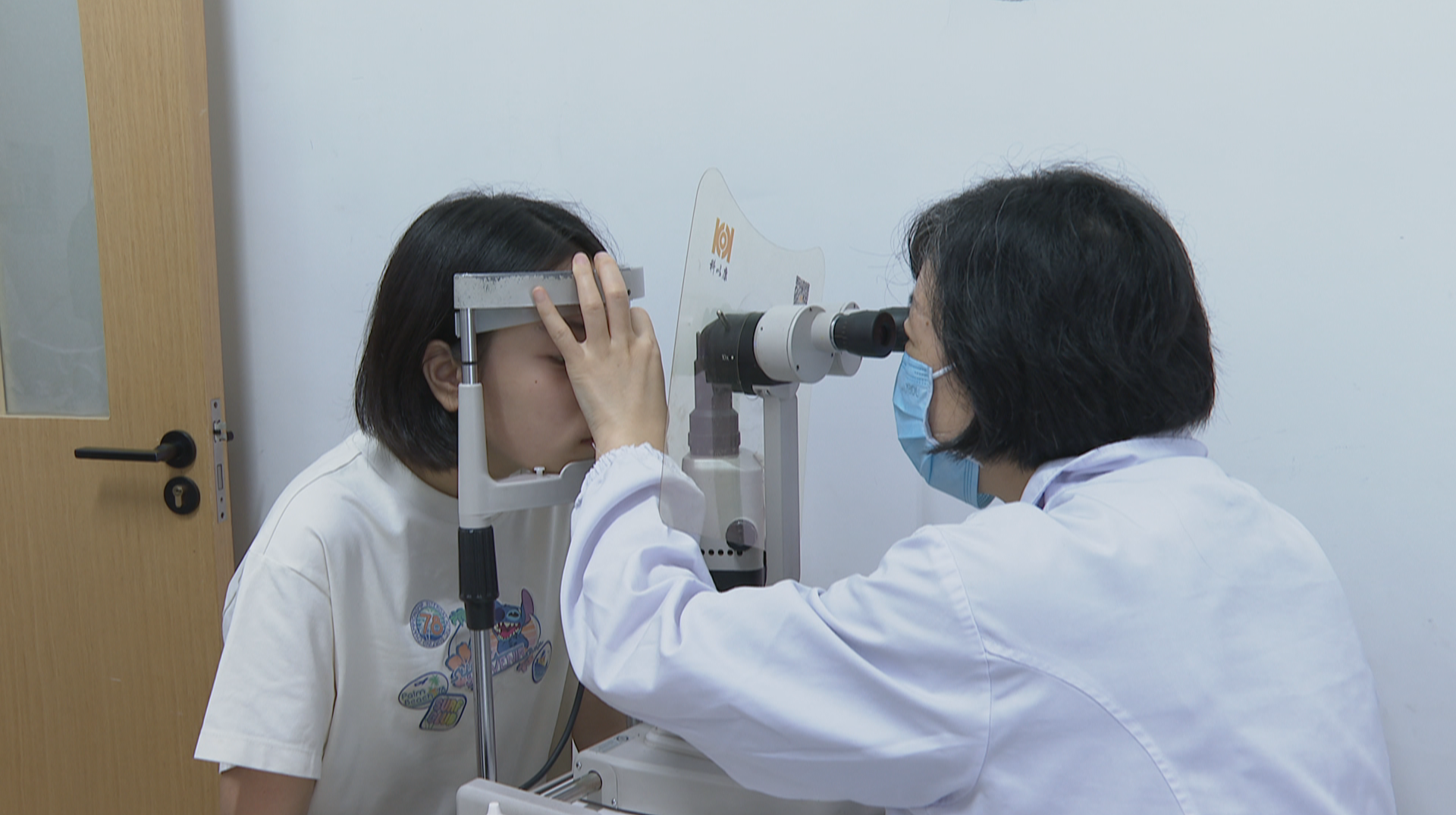 开学临近学生扎堆查视力 医生支招科学护眼
