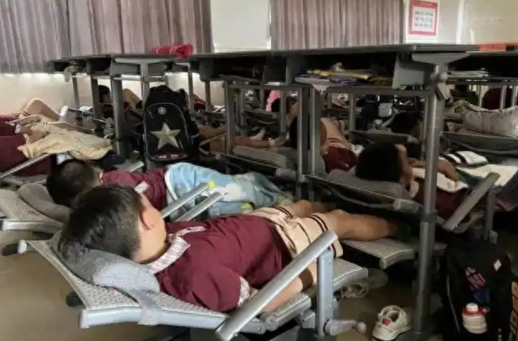 中小学生午休课桌椅有了新标准