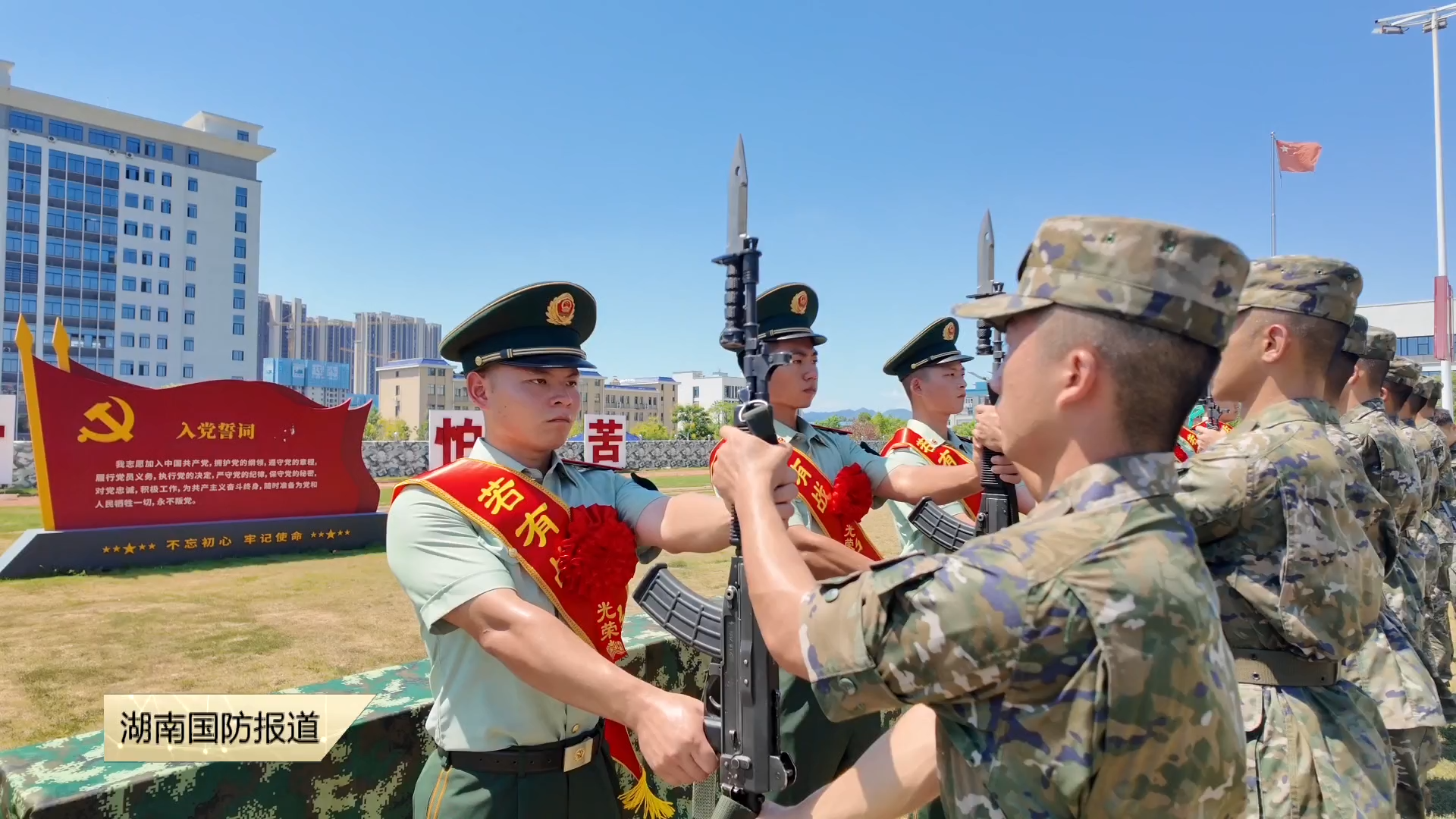 湖南多地举行新兵授枪暨士兵退役仪式——钢枪交接使命 荣光送别战友