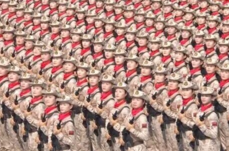 英姿飒爽 这支方队的女民兵来自全国主要抗日根据地