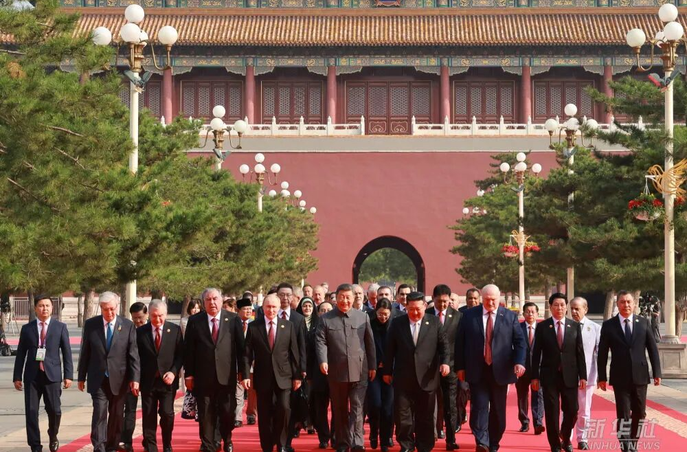 高清大图来了！习近平和彭丽媛迎接外方代表团团长及其配偶
