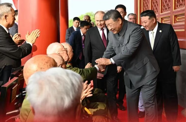 这6位与总书记握手的老战士是谁？