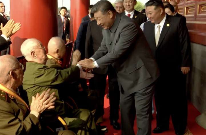 致敬英雄！习近平与天安门城楼观礼席的抗战老兵亲切握手