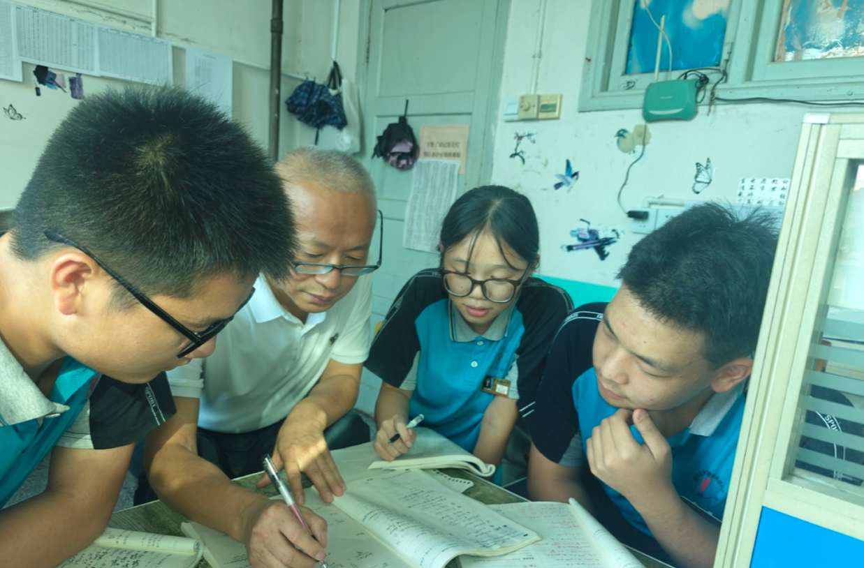 2025最美教师丨石家文：一生痴情为教育