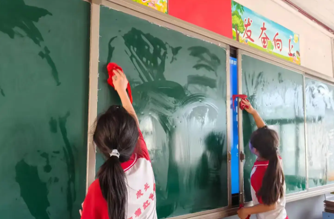 学生理应是“开学大扫除”主角