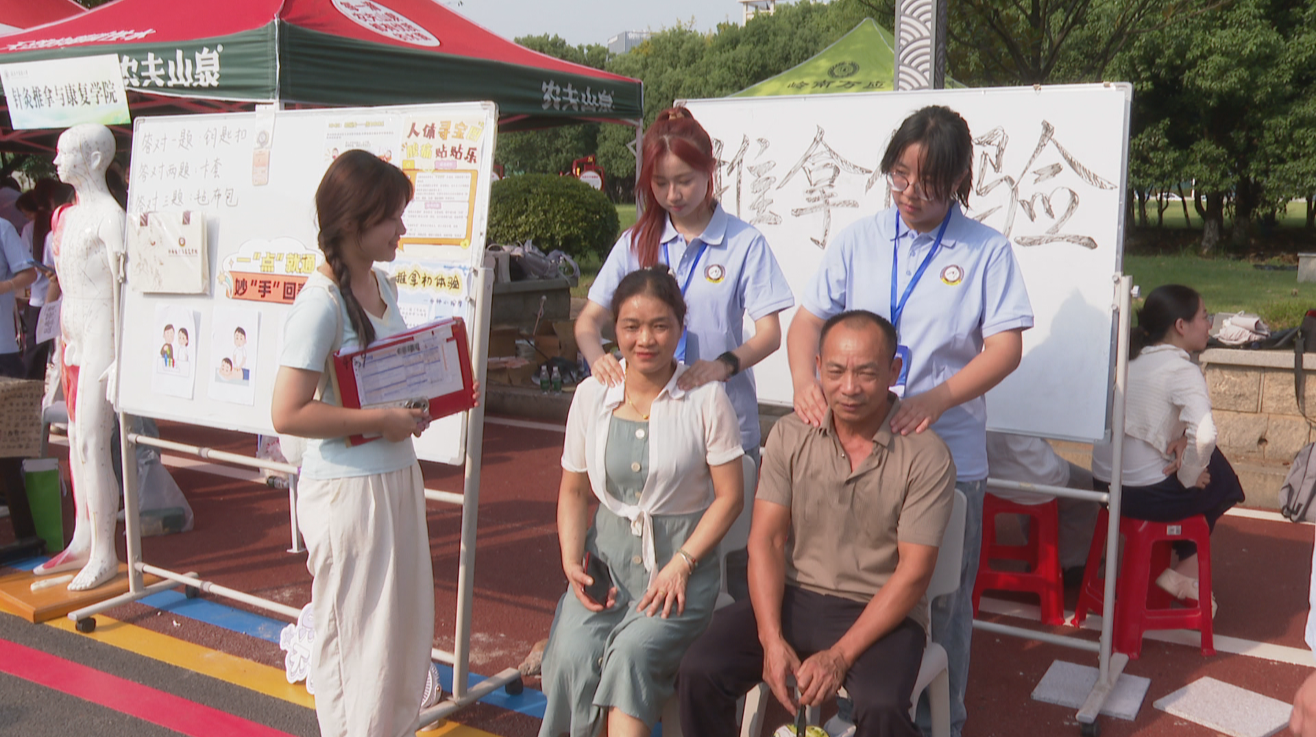 开学季：高校新生报到现场 开启中医药文化体验