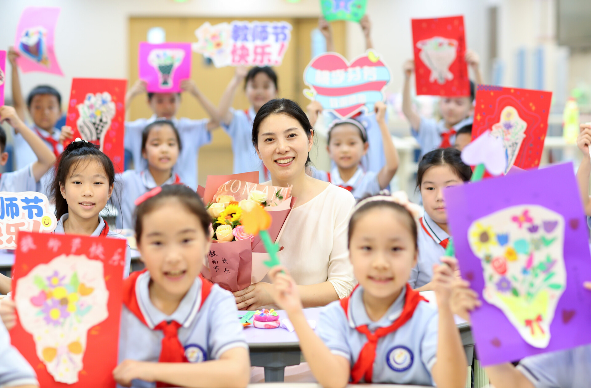 全国各地各校开展丰富多彩活动庆祝第41个教师节
