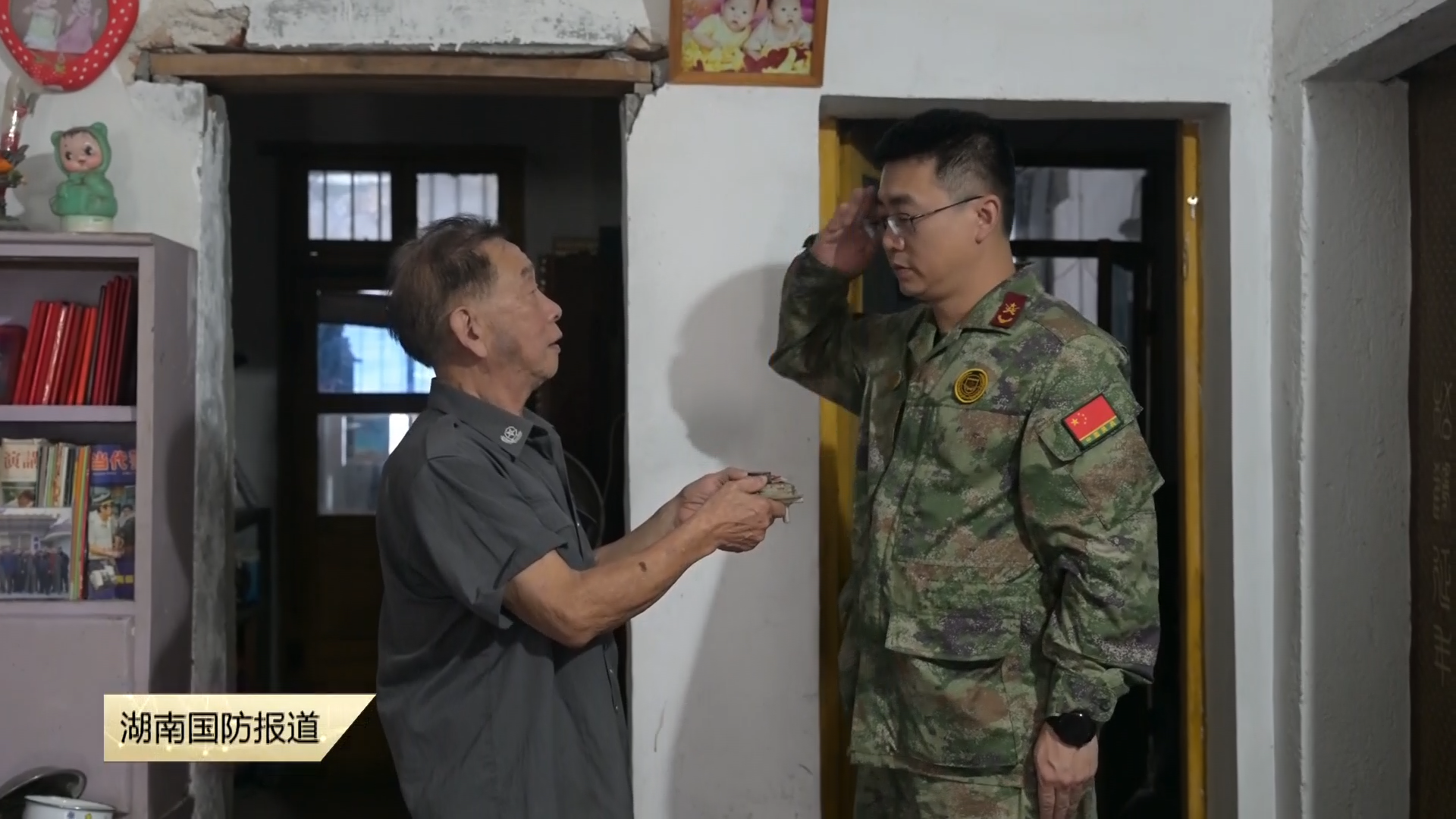 八旬老兵捐赠珍贵史料 冀以史育人启迪后代