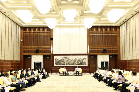 毛伟明与出席2025互联网岳麓大会嘉宾代表座谈