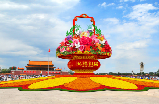 抢先看！和平鸽飞上天安门广场国庆大花篮