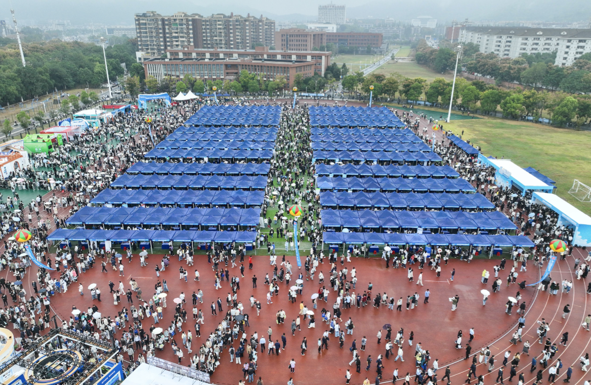 数万名大学生现场求职，“求职宝典”助你脱颖而出