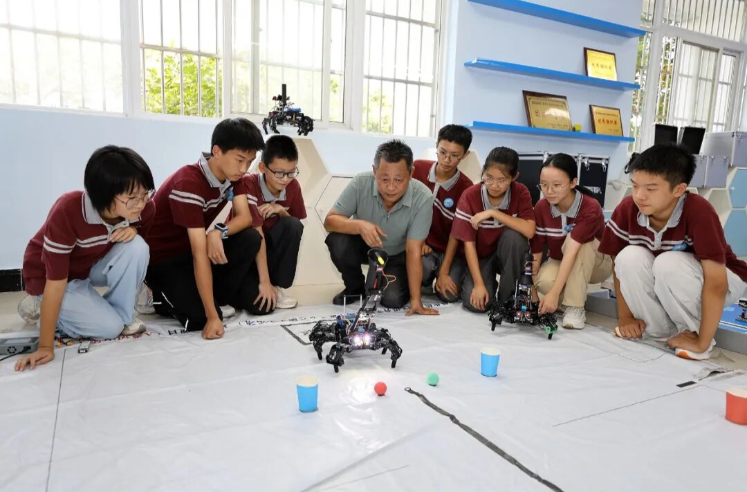 教育部：让每个学生不仅身上有汗、眼里有光，而且要心中有梦、脚下有力