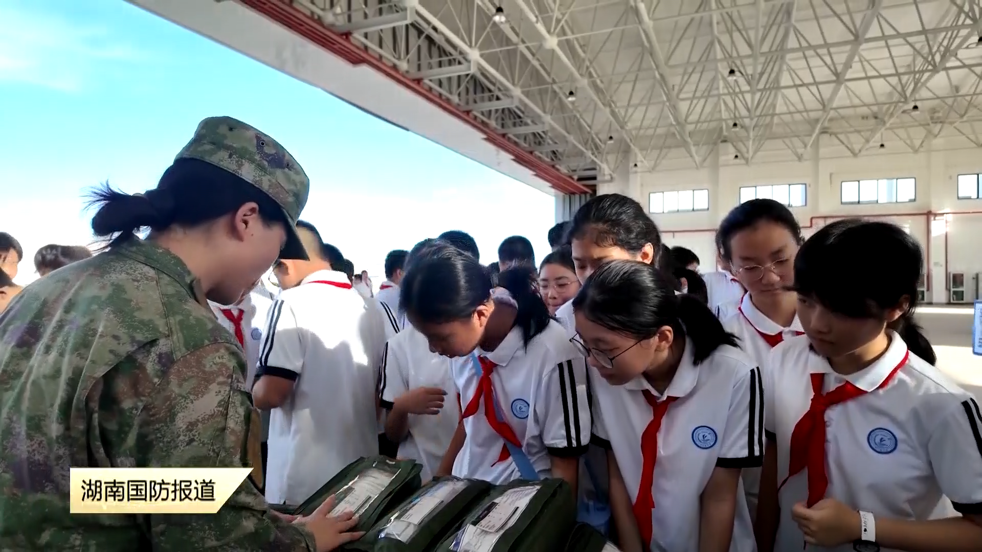 南部战区海军航空兵某部联合驻地学校开展国防教育活动——青春向党 共建国防