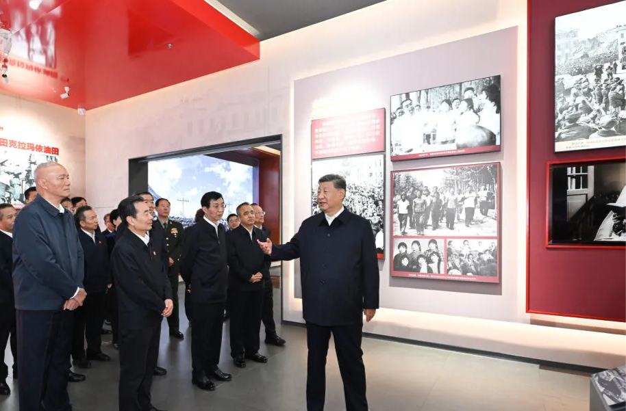 习近平参观新疆维吾尔自治区成立70周年主题成就展