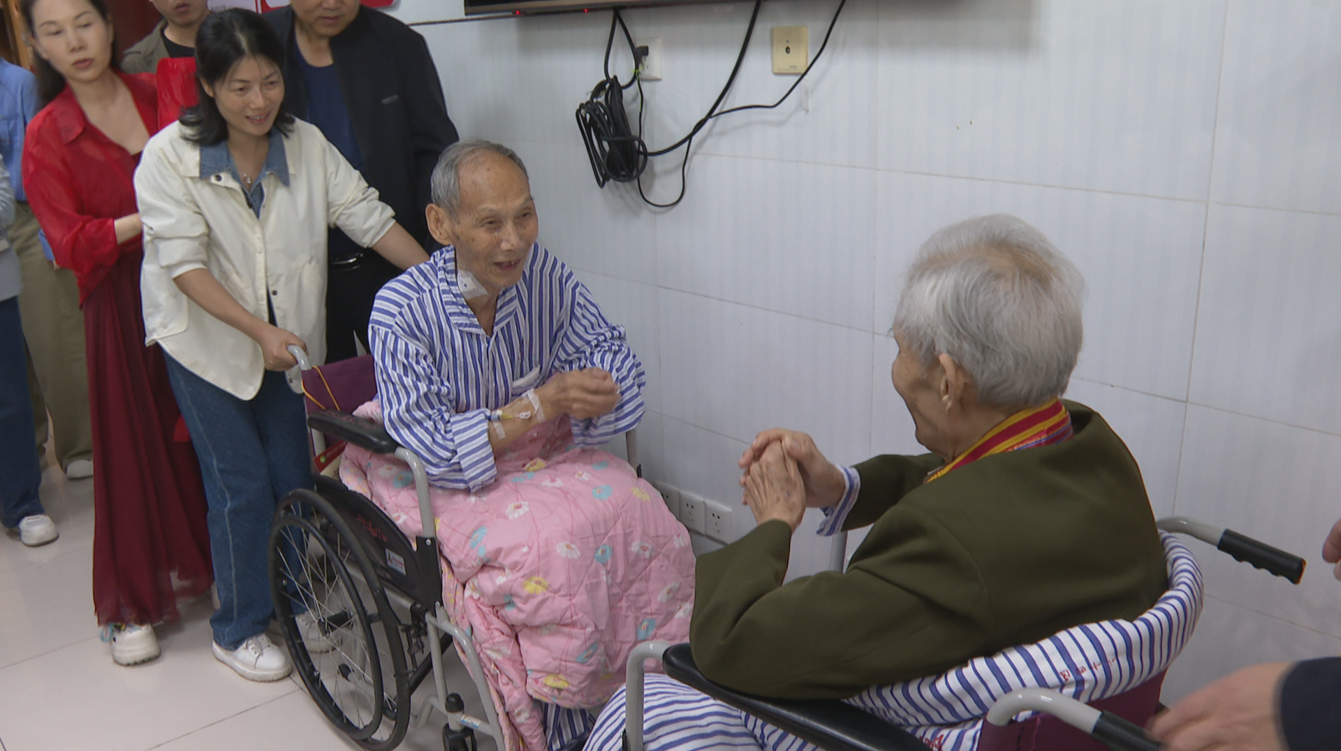 抗美援朝老兵病房重逢 接续深厚情谊