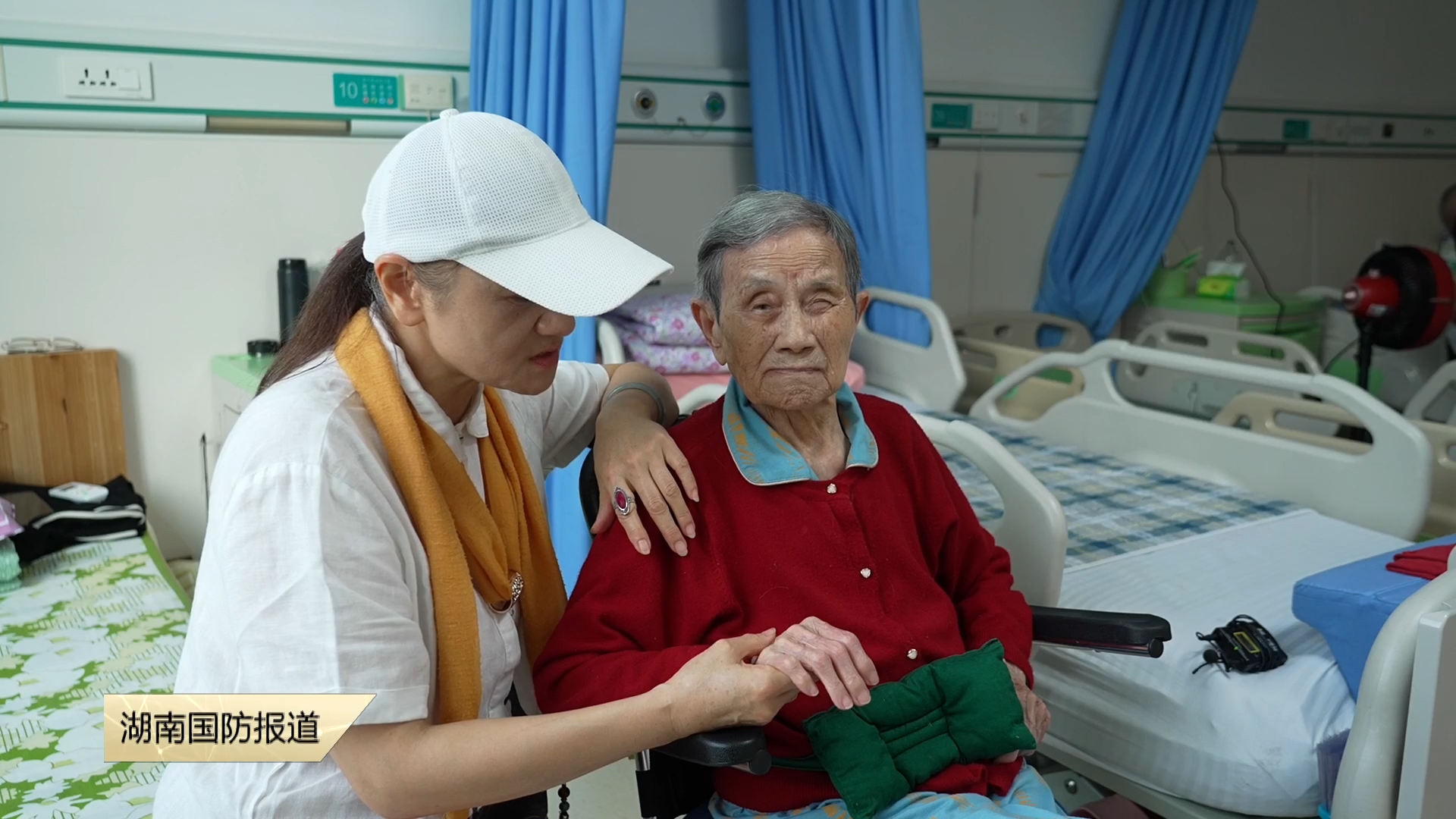 95岁老兵：认不出女儿 却忘不了战歌