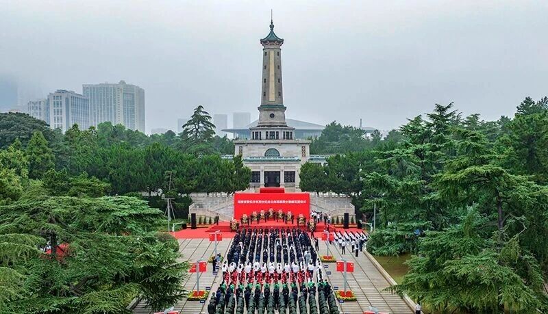 湖南省暨长沙市烈士纪念日向英雄烈士敬献花篮仪式举行