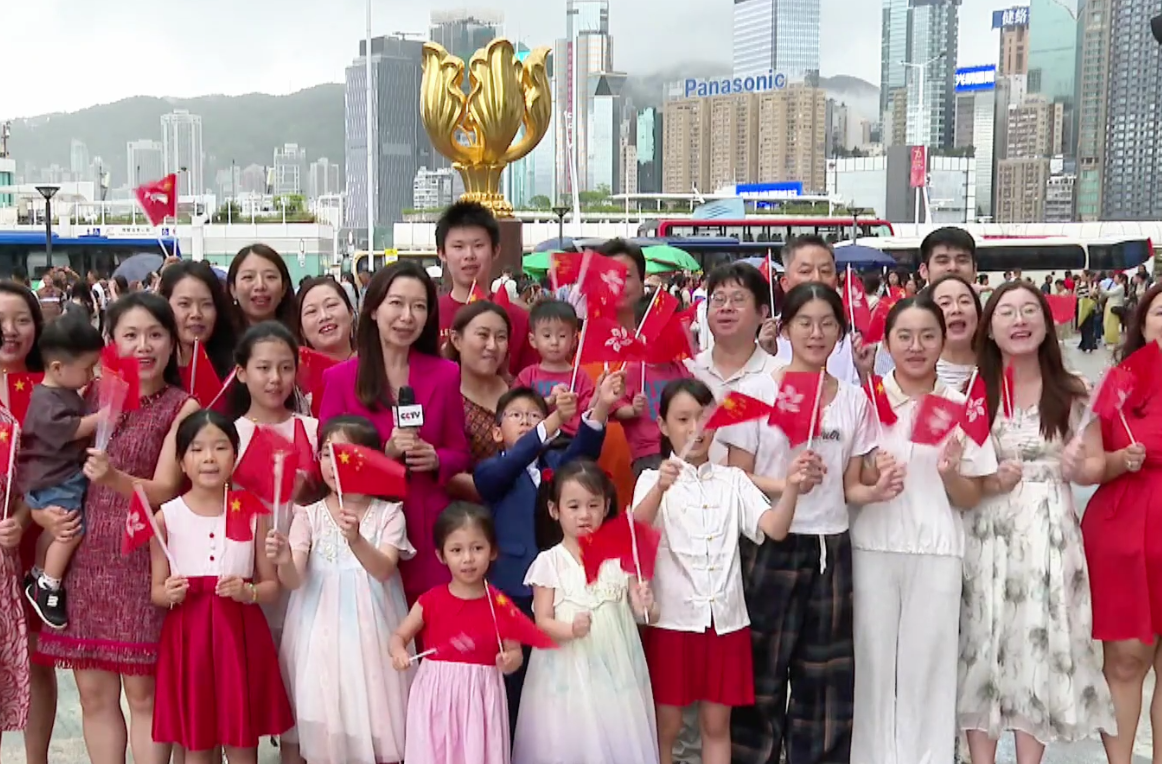 香港、澳门特区政府举行升旗仪式 庆祝中华人民共和国成立76周年