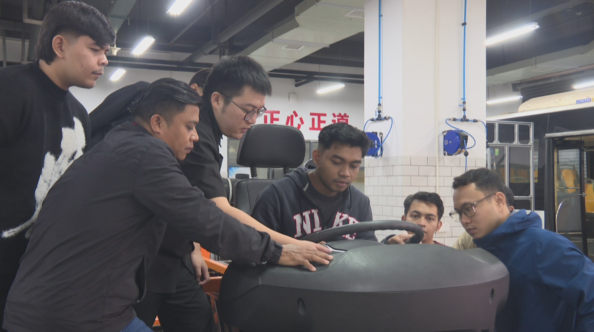 马来西亚师生团来湘开启汽车技术与文化研学之旅