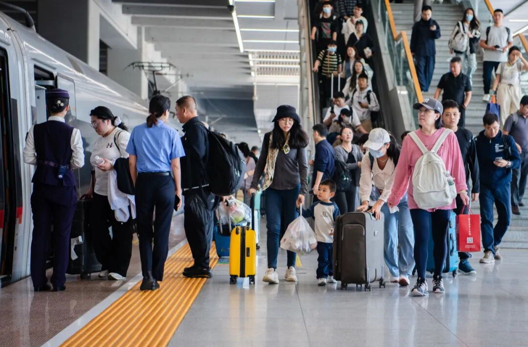 铁路部门全力应对返程客流高峰！10月8日预计发送旅客2175万人次