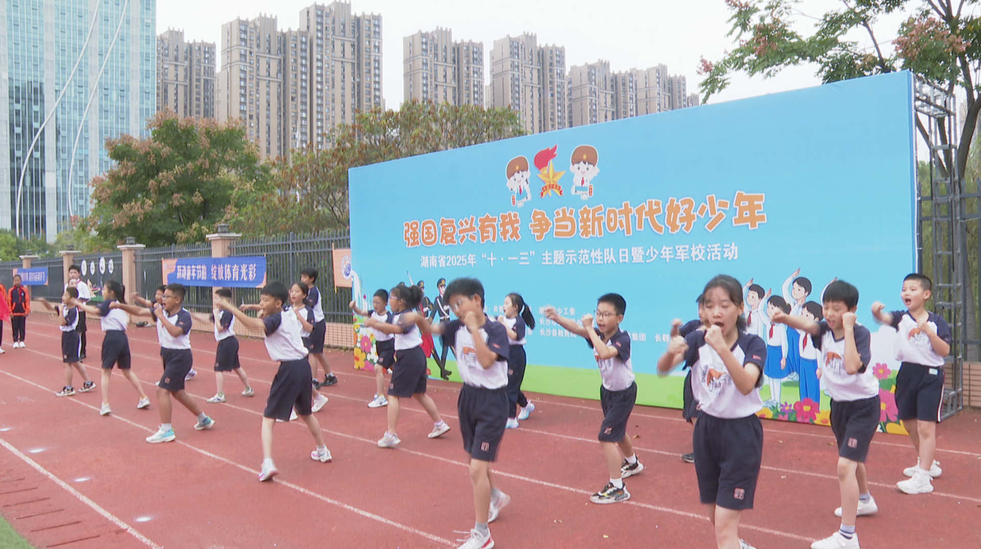 少先队建队纪念日：体验军事活动 点燃强军梦想