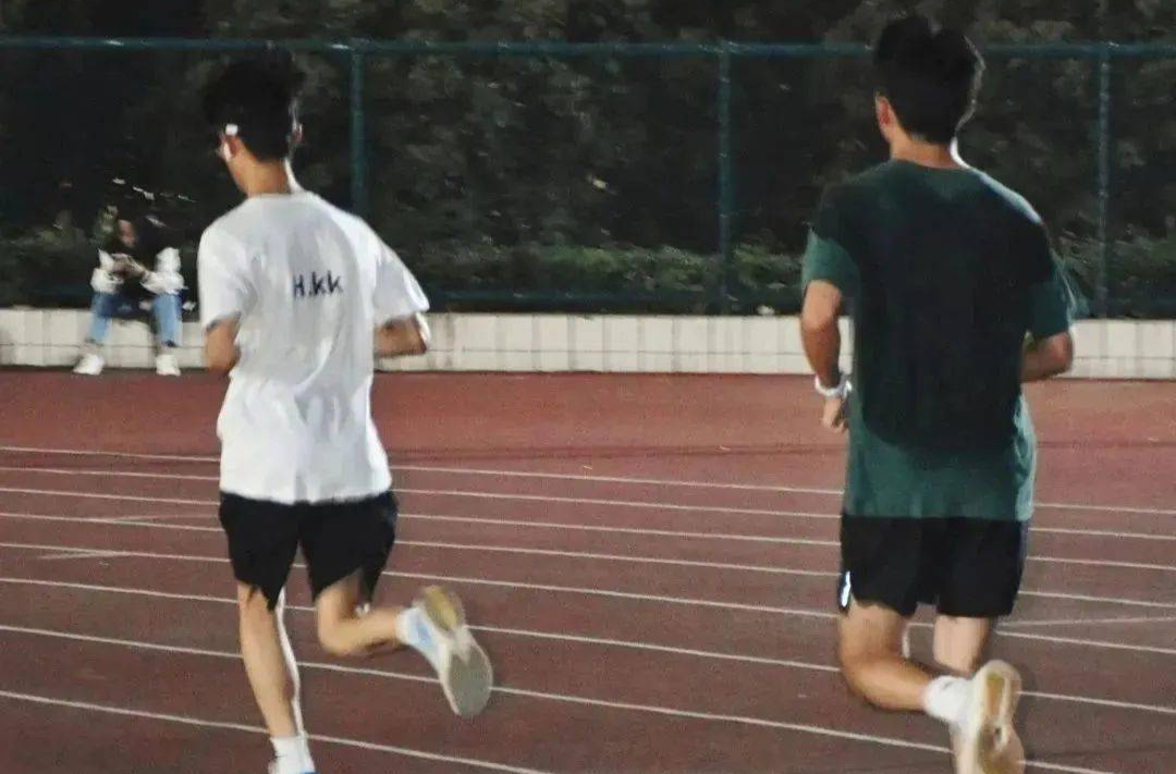 校园代跑成生意,问题出在哪儿?