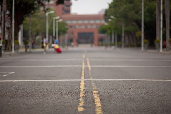 大学校园限速,还应拿出“硬办法”