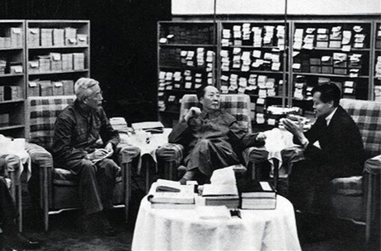 当年回国接受毛主席会见后，杨振宁来到了湖南