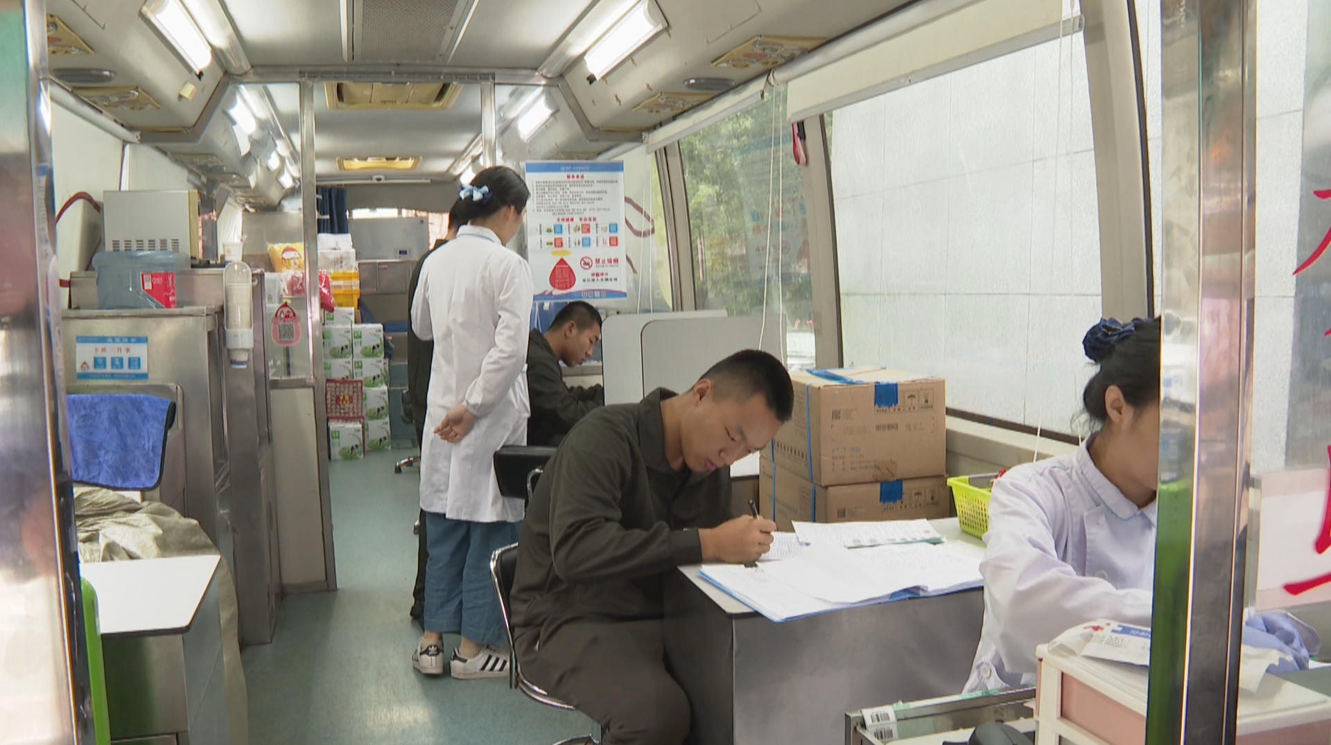 践行公益担当 高校师生踊跃无偿献血