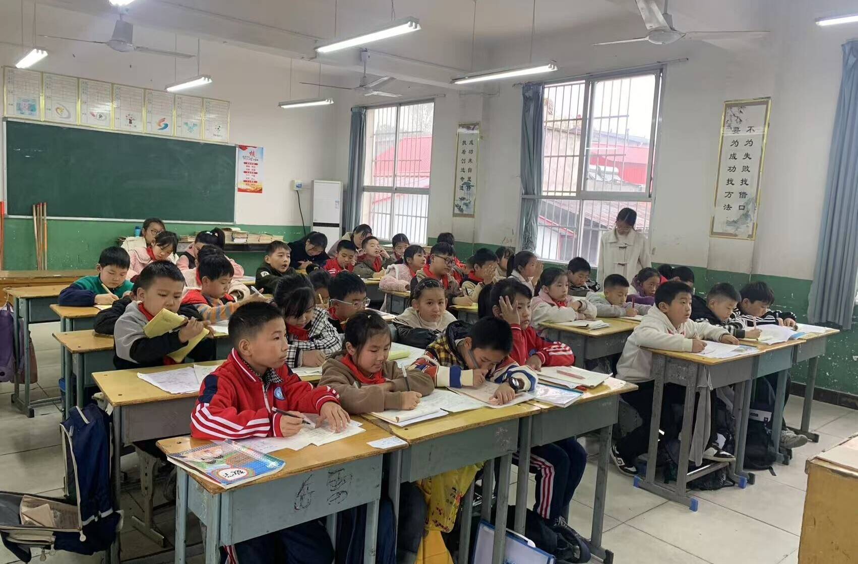 以奋斗为基,以创新为翼——新时代教师的精神坚守与破壁之力