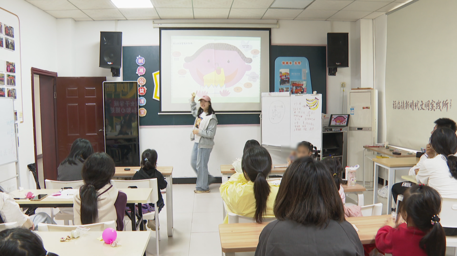 让“失母儿童”不失爱 高校志愿者暖心陪伴