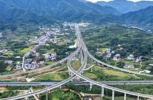 思想之光照亮奋进之路——以习近平同志为核心的党中央引领中国经济社会高质量发展迈向新境界