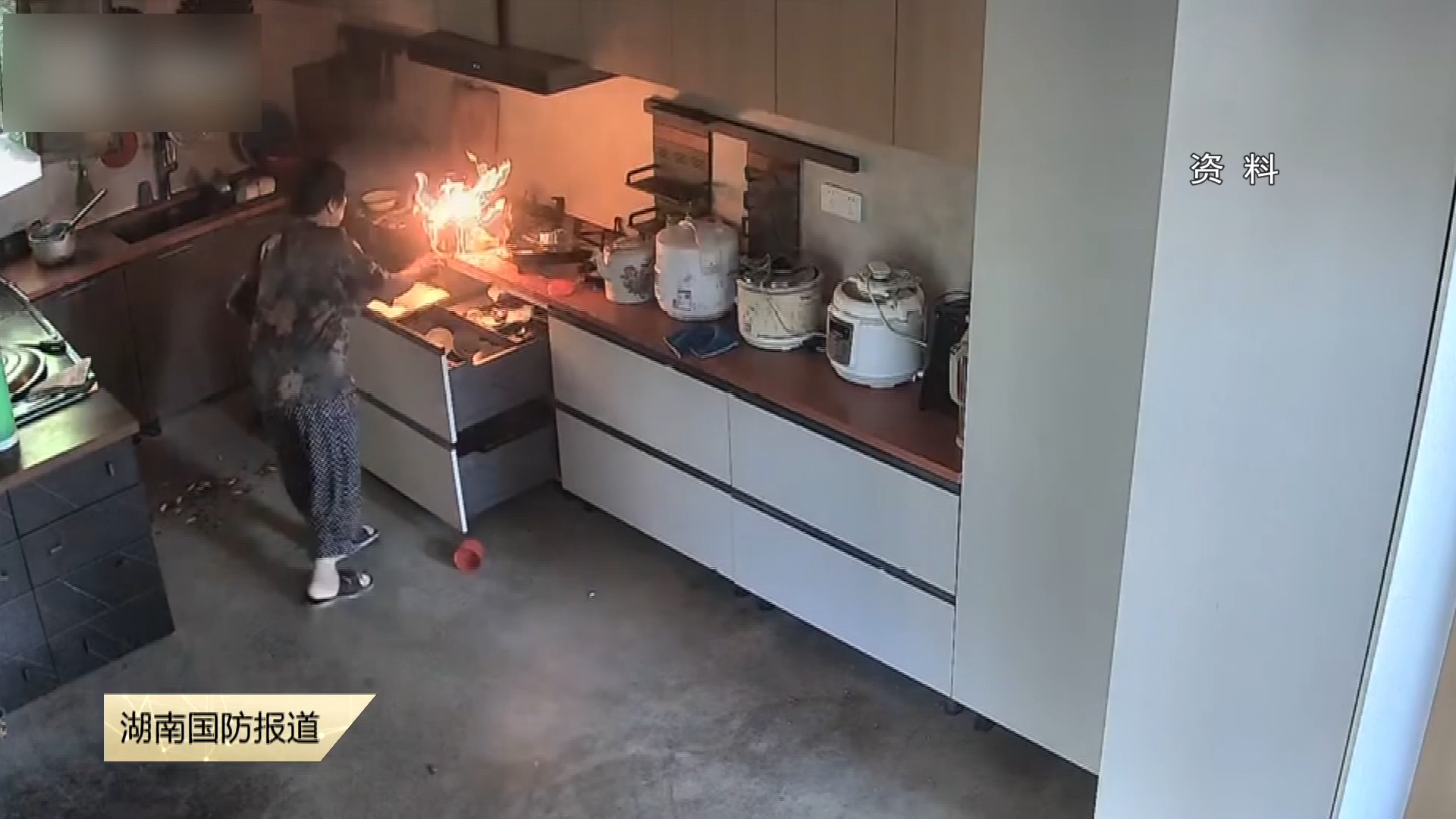 八旬老人沉着应对液化气爆燃 消防部门提醒居家人群筑牢居家