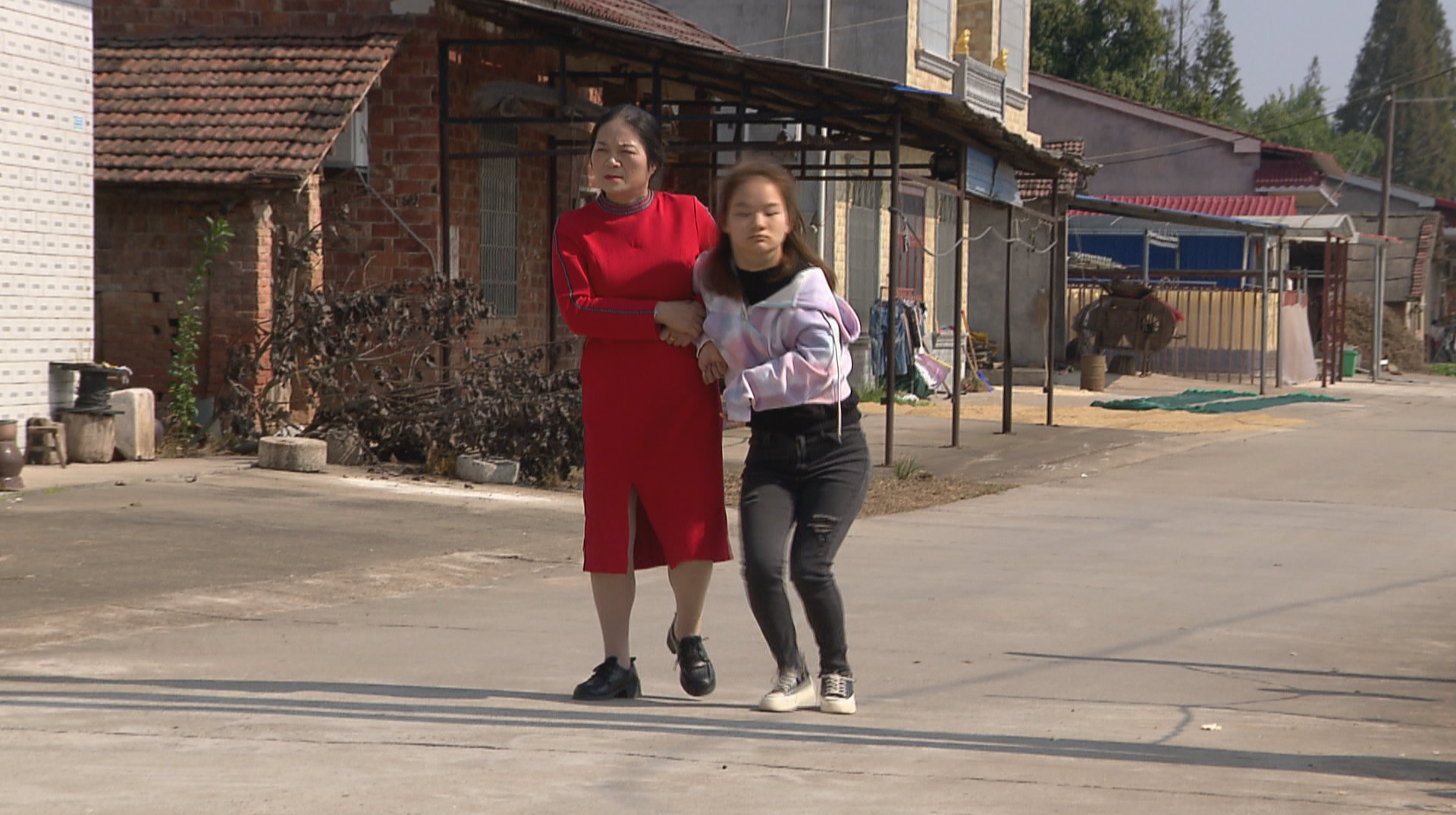 七年敲坏40多个鼠标 “00后”无臂女孩用双脚绘制精彩人生