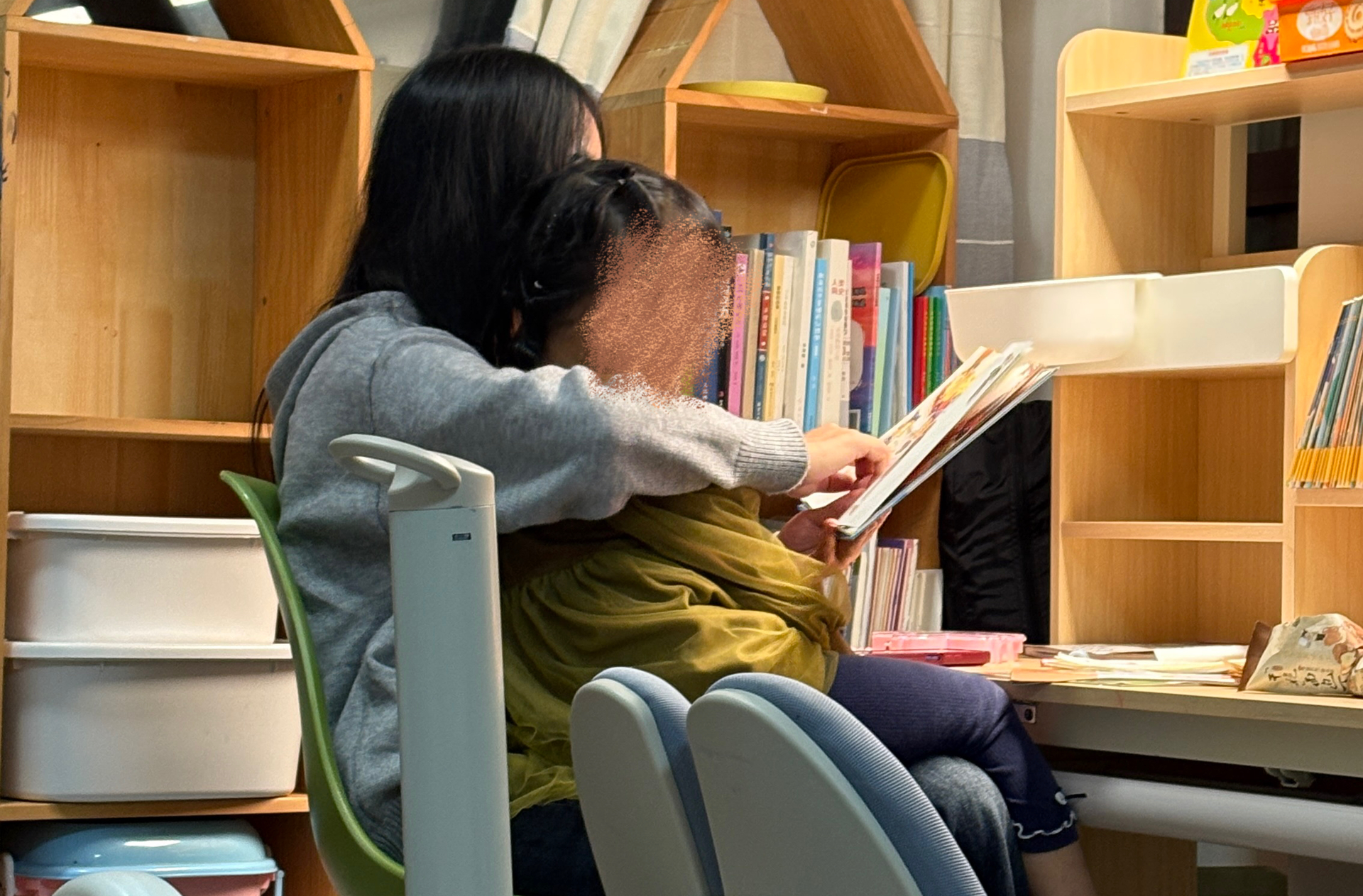 从家教到“临时保姆”,大学生带娃市场兴起的背后