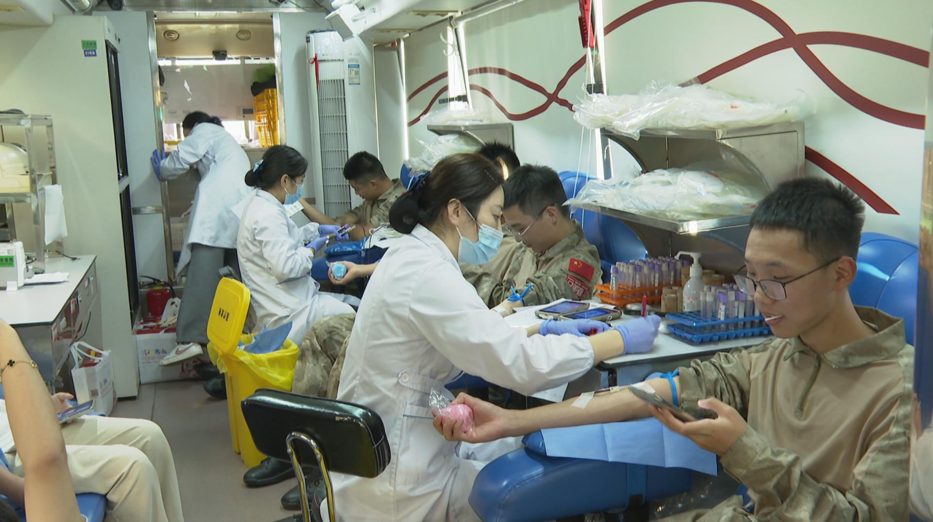 无偿献血进高校 青春热血为生命续航