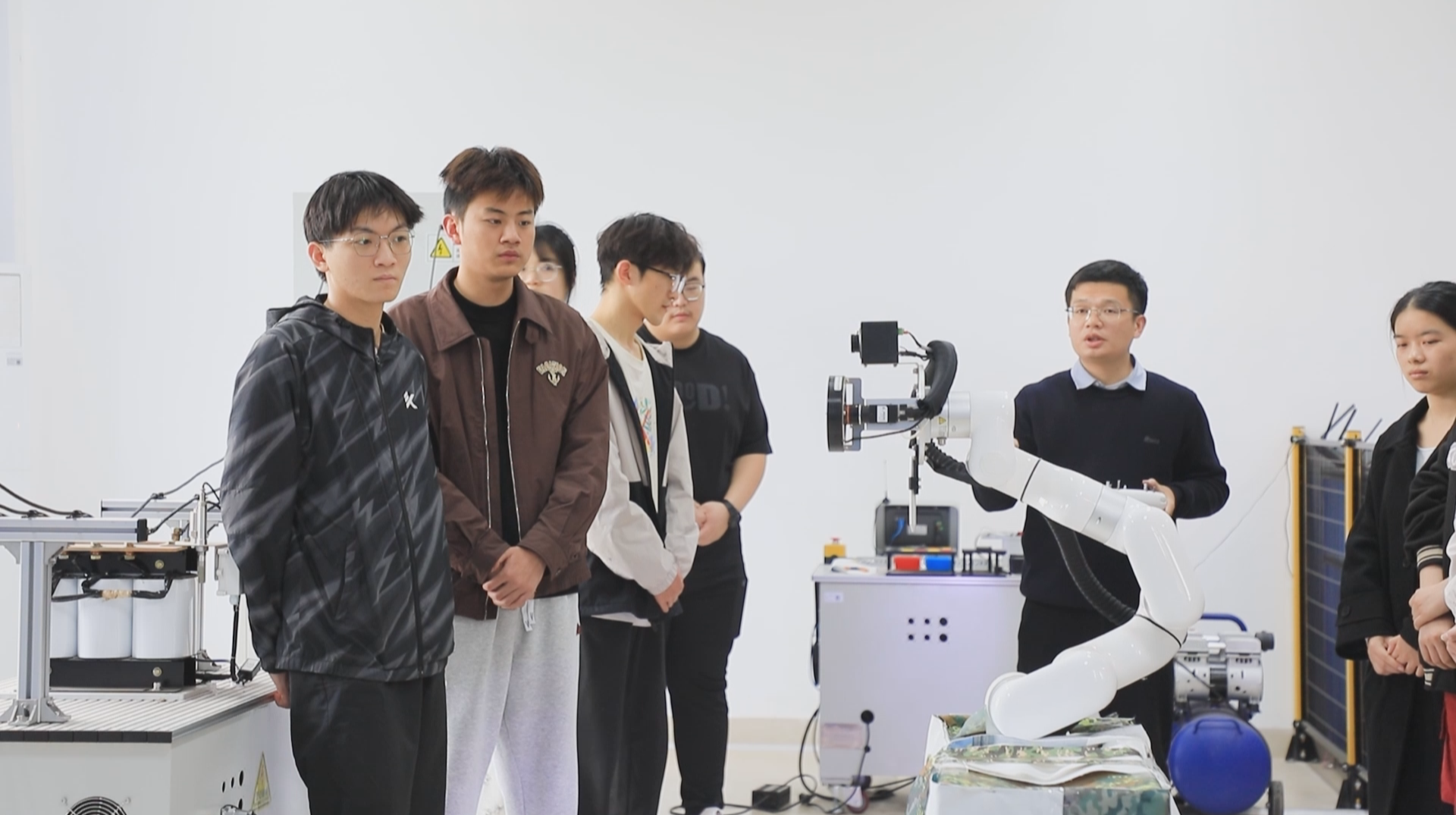 老师下企业 学生做科研 湖南高校探索应用型人才培养新模式