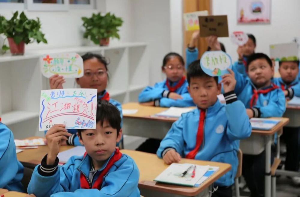 课堂开启举牌“弹幕”模式！网友：简直是“i人福音”