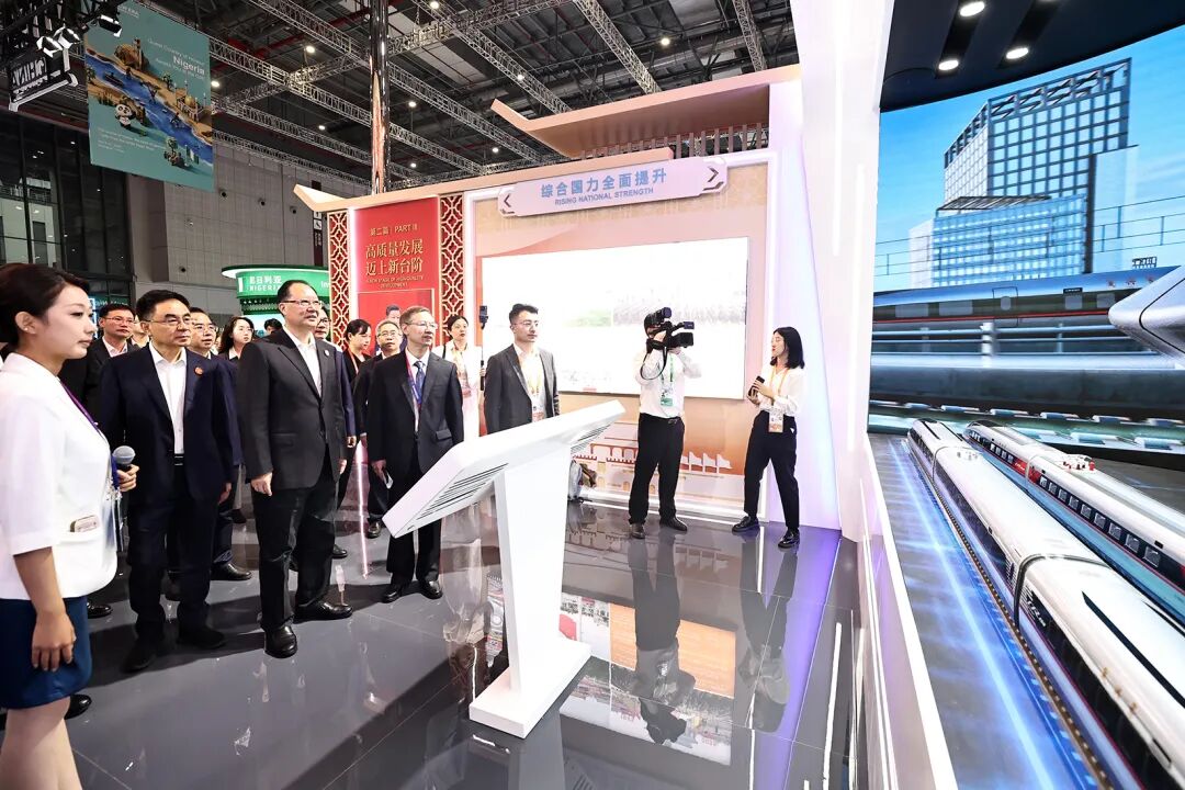 毛伟明率团参观第八届进博会展馆